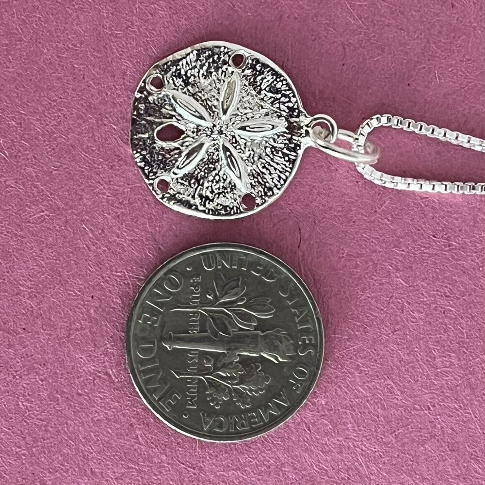 Sterling Silver Necklace and Sand Dollar pendant on 16inch box chain - Picture 4 of 5
